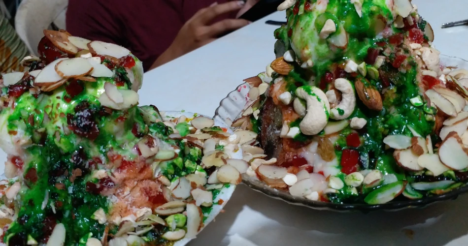 Kegembiraan Ais Gola. Hidangan Jalanan Musim Panas Kegemaran Mumbai
